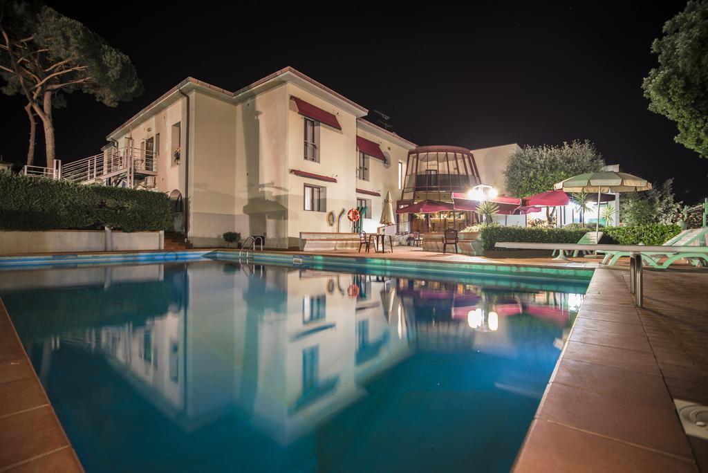 Hotel Kon Tiki San Vincenzo Exterior foto