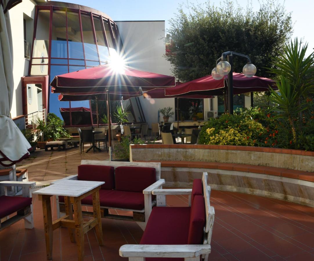 Hotel Kon Tiki San Vincenzo Exterior foto